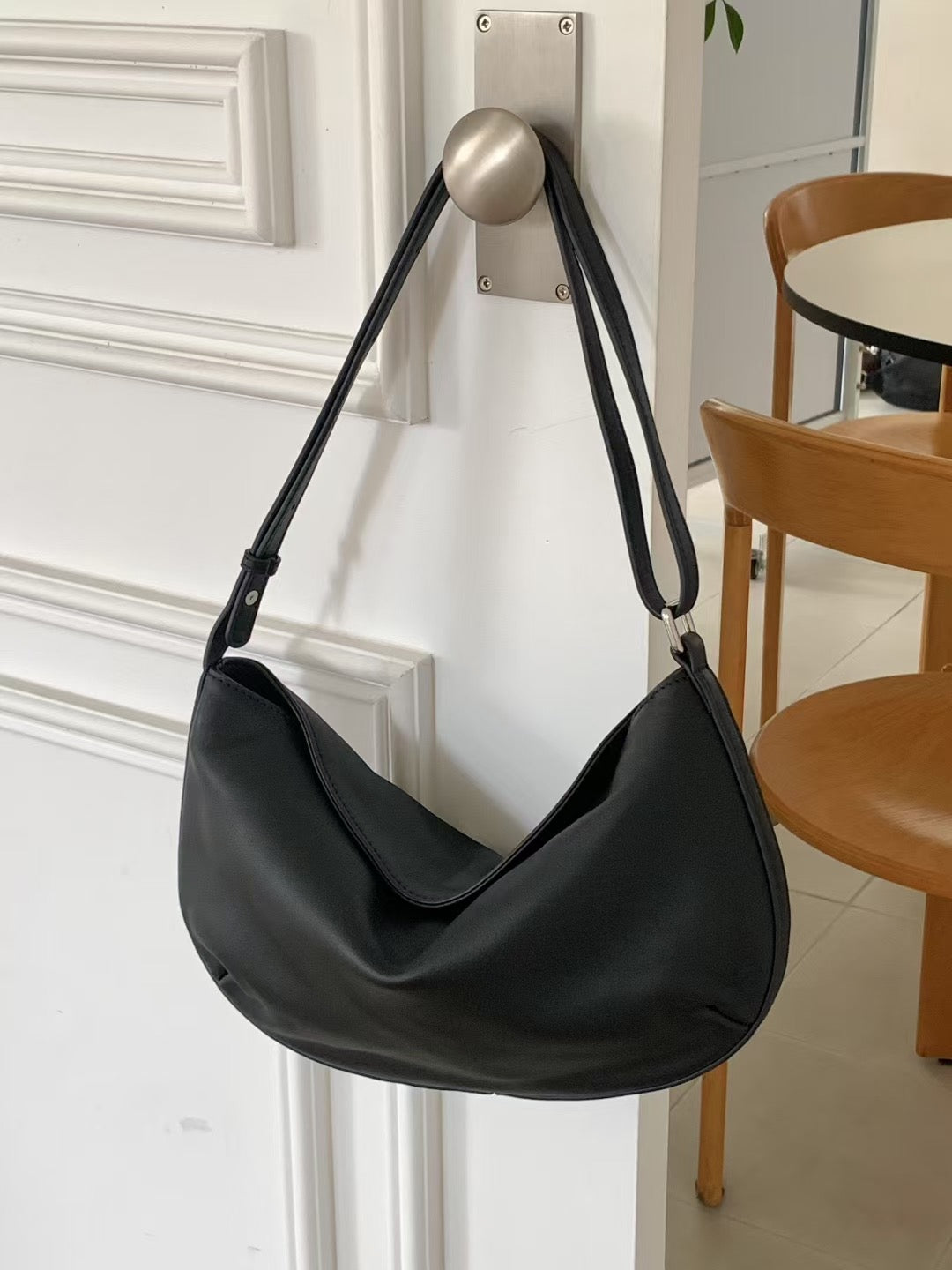 Leather Moon Bag 月型皮袋