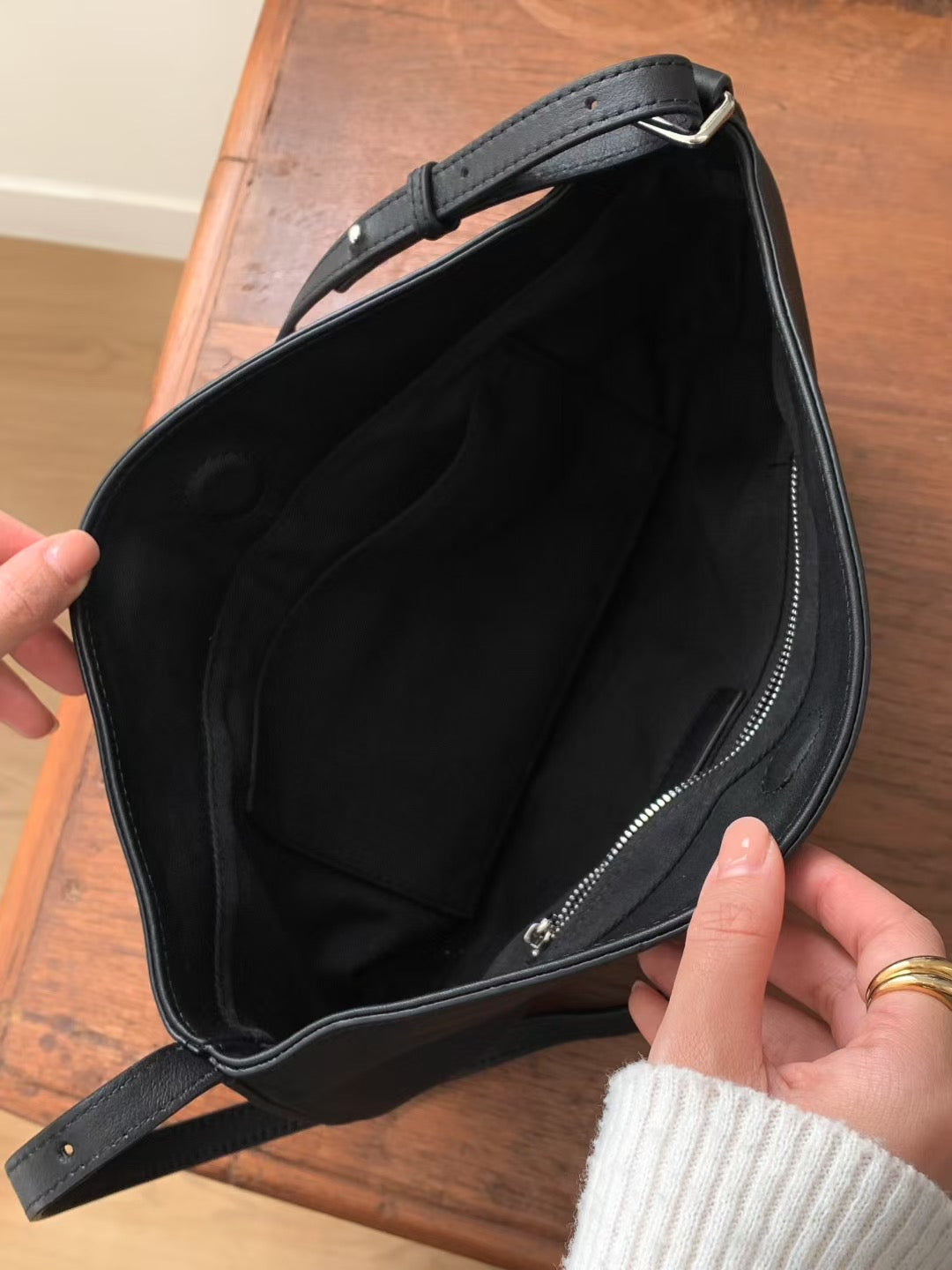 Leather Moon Bag 月型皮袋