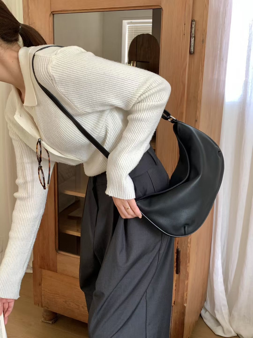 Leather Moon Bag 月型皮袋